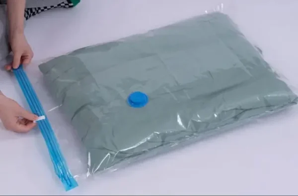 Vacuum Storage Bag 5 Bags 1 Manual Pump inside of packet - Image 5